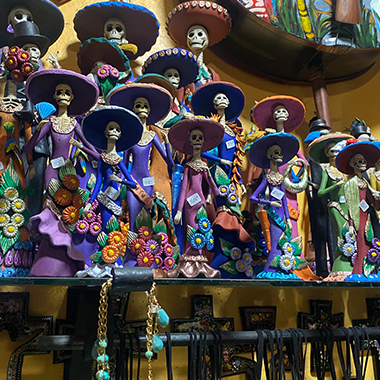 Farverige h�ndlavede Catrina-figurer med brede hatte og lange kjoler til De d�des dag