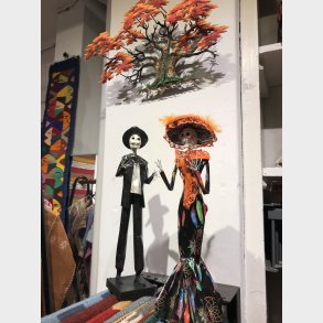 Par skeletfigurer - La Catrina og El Catrin i Papmache